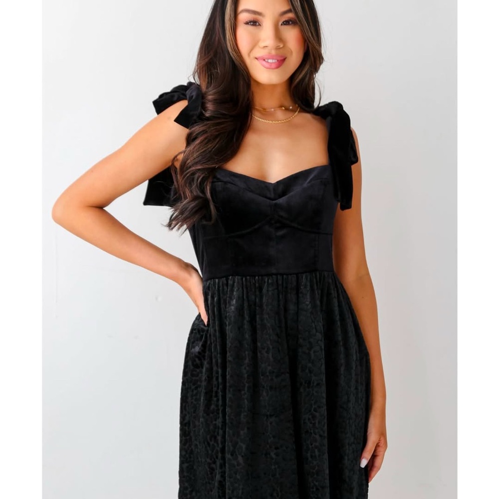 Black sleeveless mini sundress with sweetheart neckline for cocktail